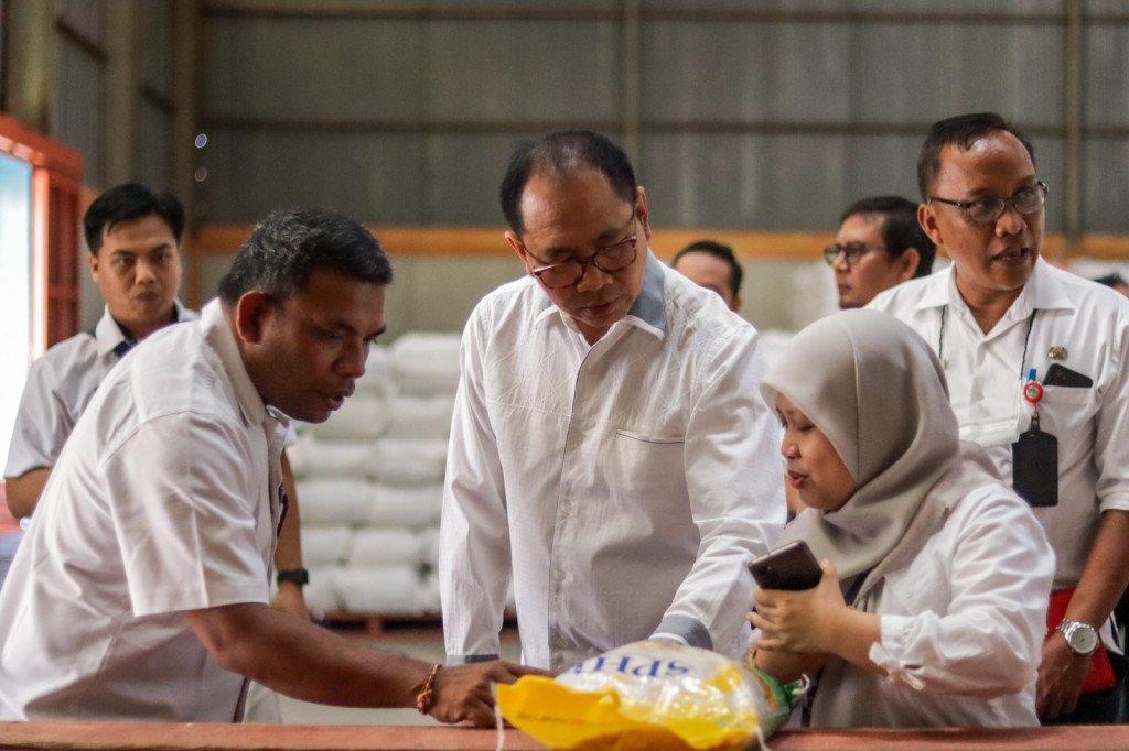 Wabup Suiasa Pantau Ketersediaan Stok, Distribusi dan Harga Barang